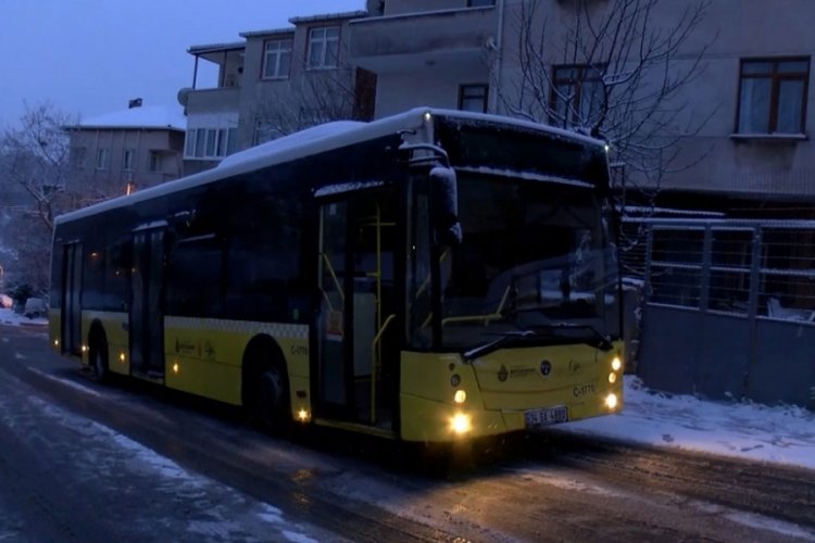 Kar yağışı etkisini arttırdı; otobüsleri yolda kaldı