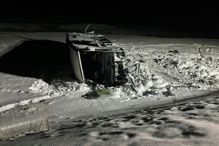 Erzurum'da yolcu otobüsü araziye devrildi: 36 yaralı