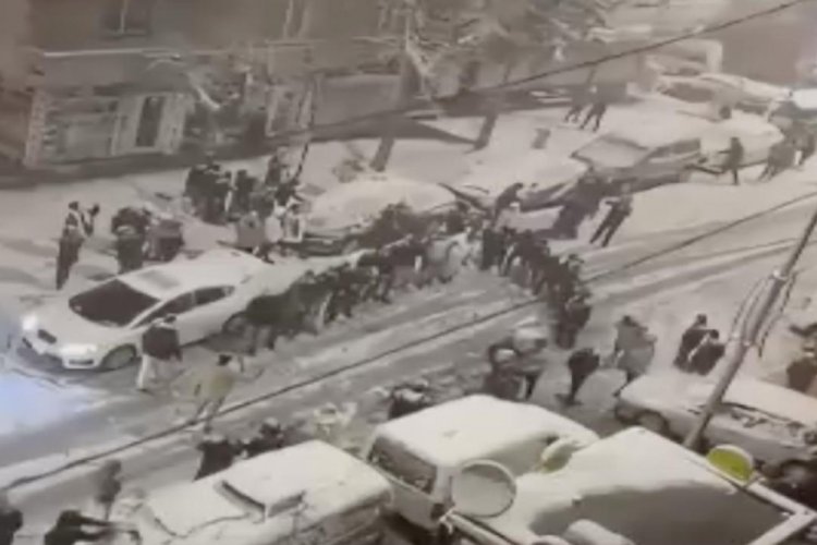 Sokakta halay çekerken ortalık karıştı: Kartopu savaşını sokak kavgasına çevirdiler!