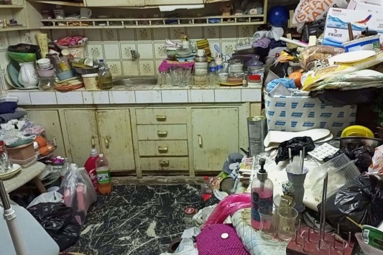 Kötü koku yayılan evden 7 traktör römorku dolusu çöp çıktı