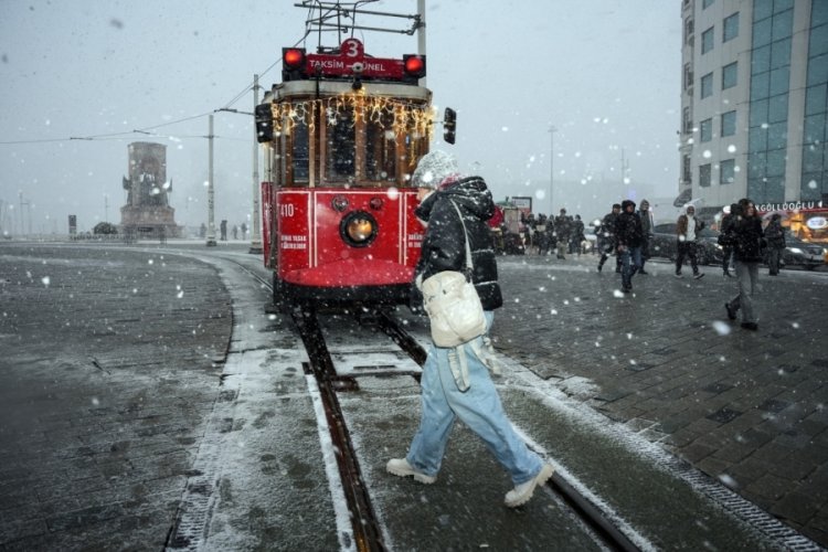 Taksim'de akşam saatlerinde kar yağışı etkili oldu