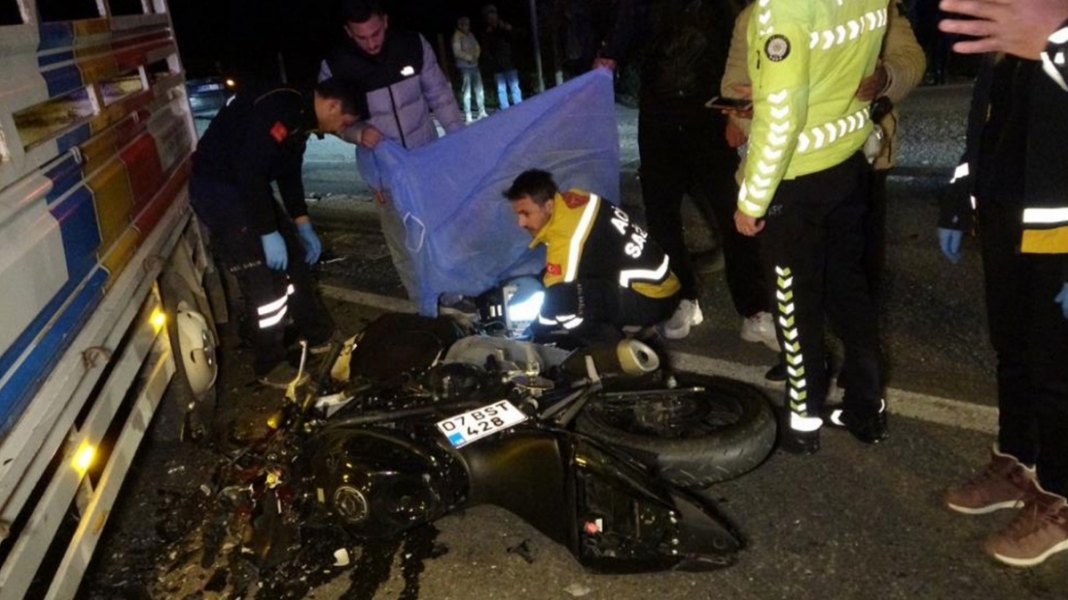 Kamyonetle çarpışan motosikletteki genç, hayatını kaybetti