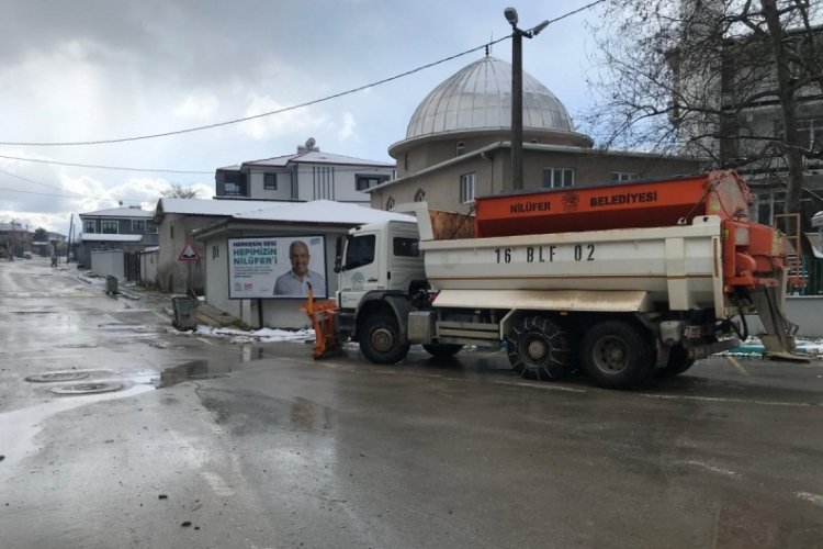 Bursa Nilüfer'de yolların açılması için ekipler seferber oldu