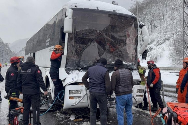 Bolu'da feci kaza! İran'a giden otobüs, tıra çarptı