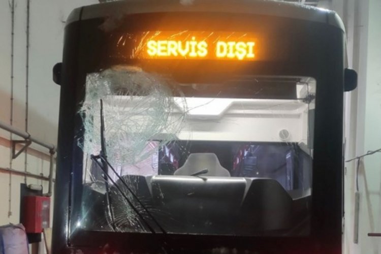 İçine taş sıkıştırılarak atılan kartopu, tramvayın camını kırdı