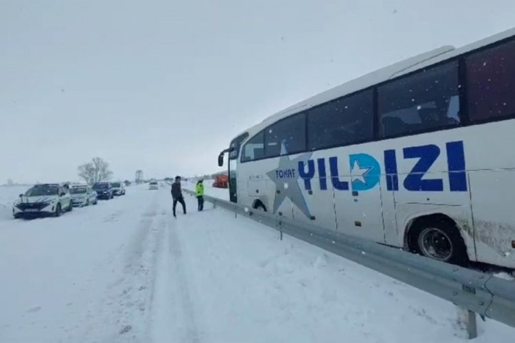 Sürücülerin karla imtihanı: Otobüs kanala düştü