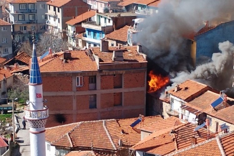Yaşlı kadının evi yangında kullanılamaz hale geldi