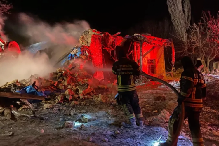 Mersin'de ev yangını: Ölü var!