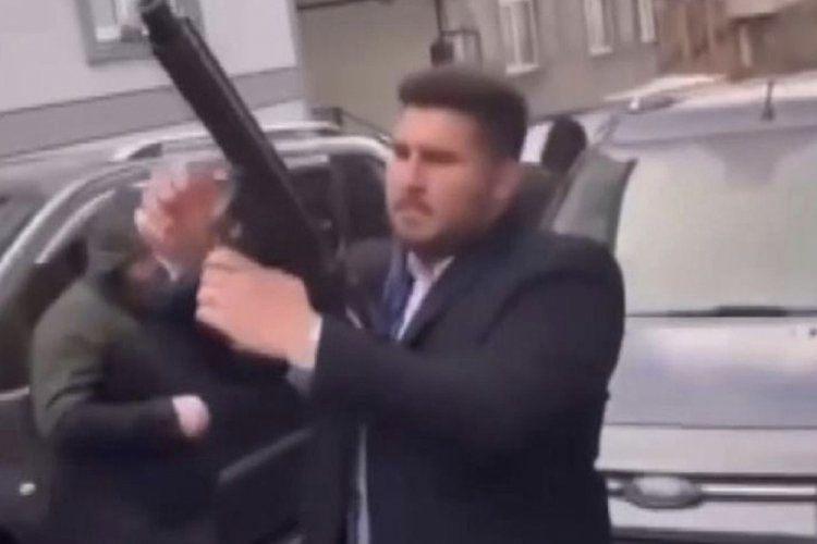 Düğünde pompalı tüfekle ateş açtı!