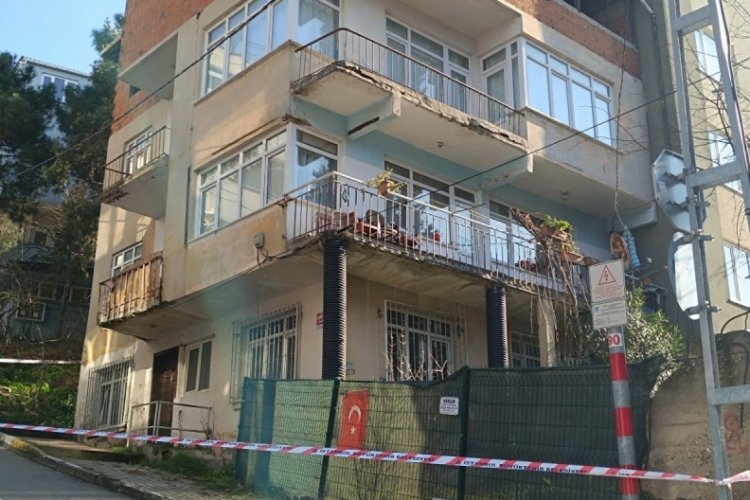 Duvarlarından çatlama sesi gelen bina boşaltıldı