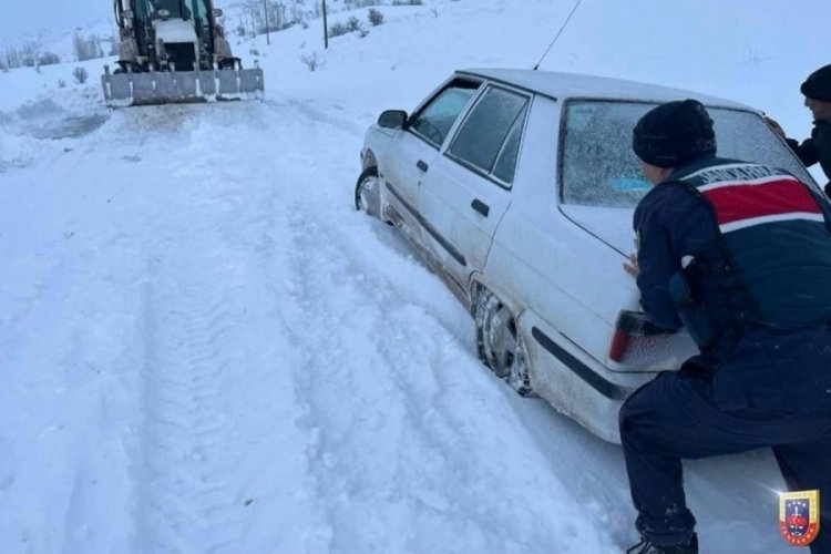 Jandarma, karlı günlerde de vatandaşların yanında!