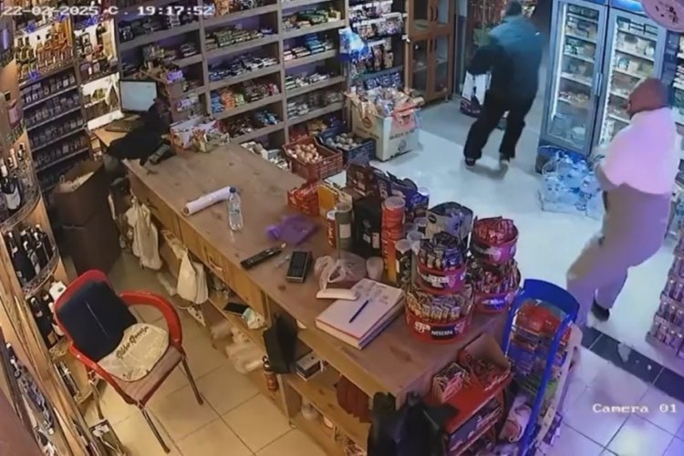 Tavuk firar edip, marketi birbirine kattı!
