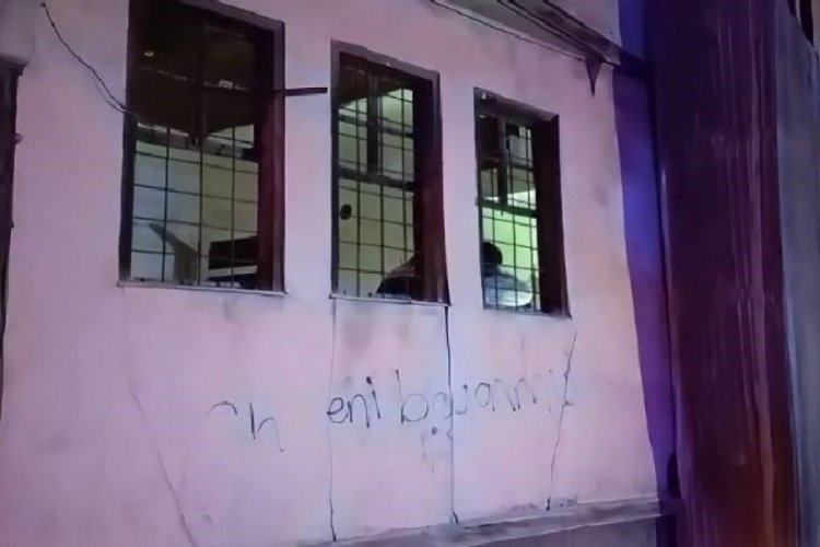 İddia &uuml;zerine metruk eve girdiler, cesetle karşılaştılar!