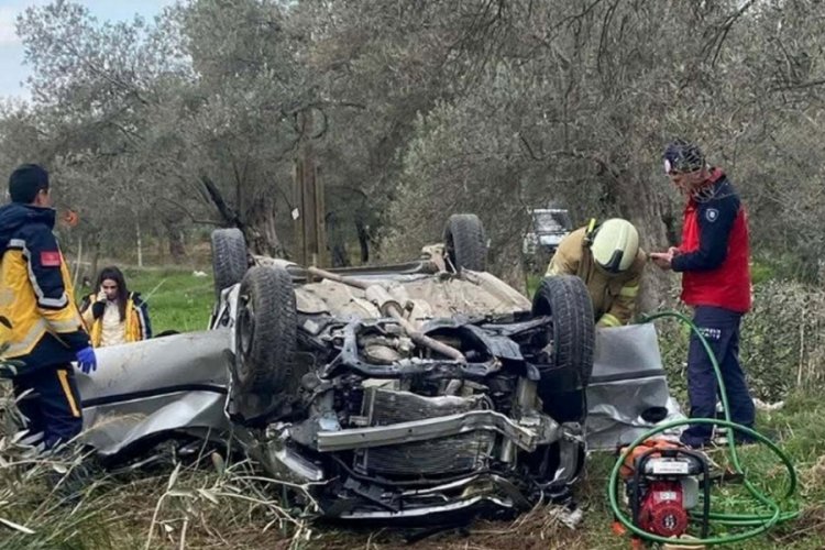Otomobil tarlaya uçtu: 2 ölü