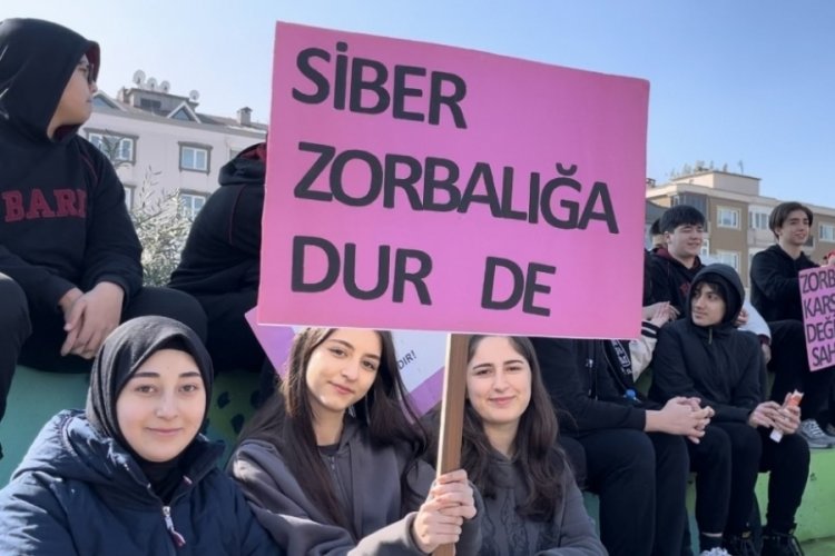 Bursa'da yüzlerce öğrenci akran zorbalığıyla mücadele için yürüdü