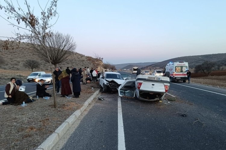 Mardin'de iki otomobil çarpıştı: 10 yaralı