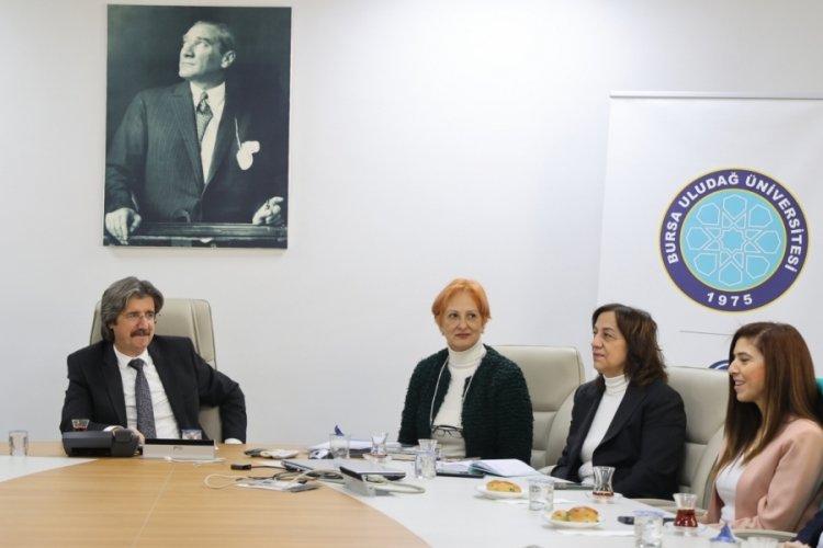 BUÜ'de ayın en başarılı akademisyenlerine başarı belgesi
