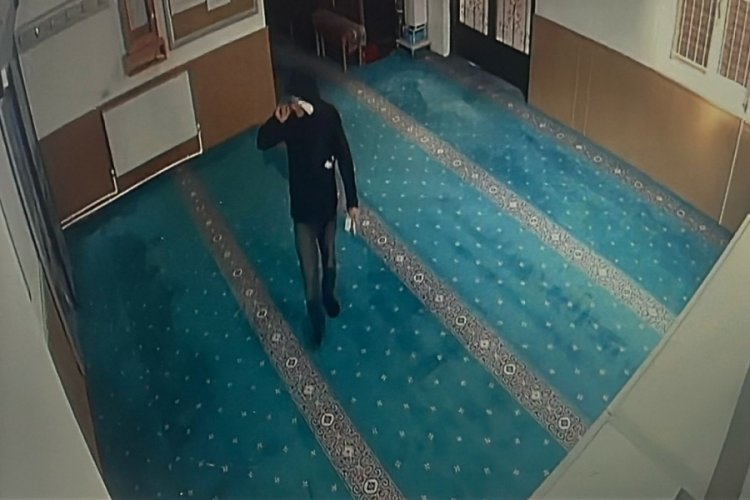 Camide mevlitten kalan ikramı yiyip para çaldı