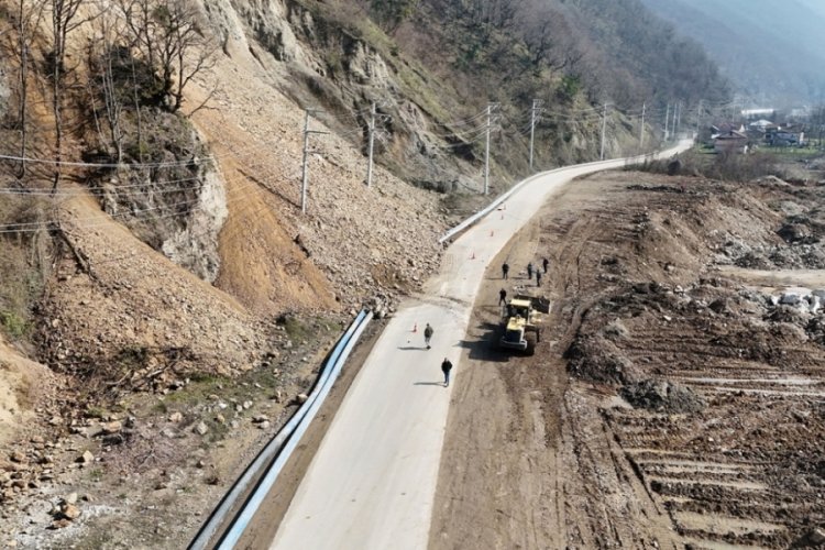 Düzce'de heyelan! 6 yerleşim yerinin yolu trafiğe kapatıldı