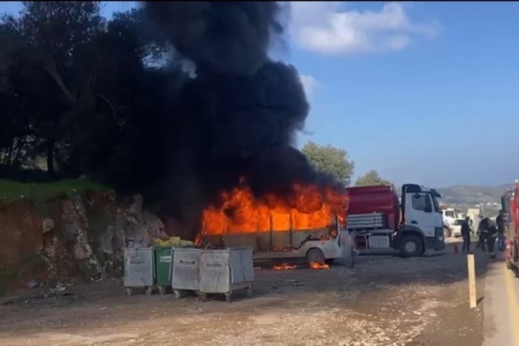Muğla'da park halindeki minibüs alev alev yandı