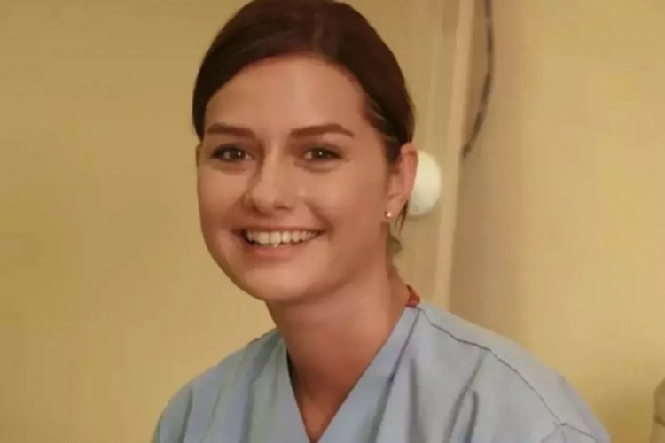 Yasemin Özilhan örgü mini eteğiyle poz verdi! Son haline yorum yağdı