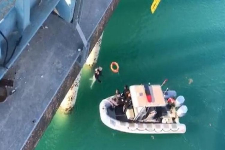 Köprüden atlayan kadına su altı polisi müdahale etti!
