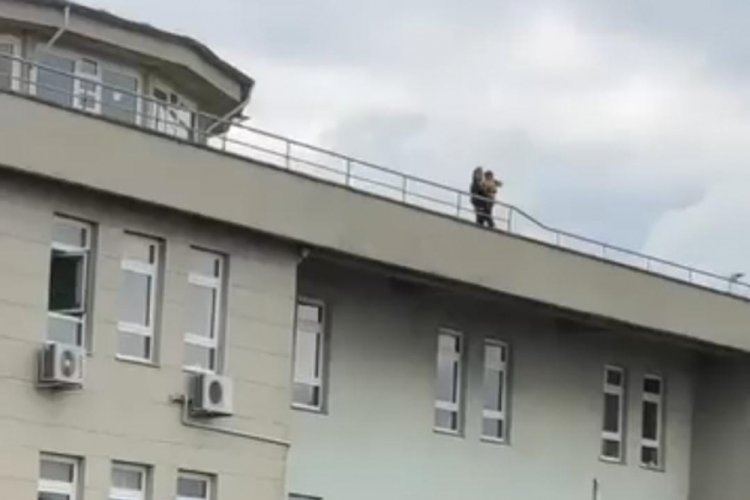 Kucağında çocuğu ile çatıya çıkan kadın intihar girişiminde bulundu!