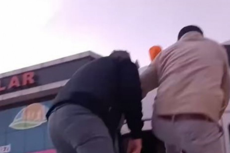 Aracın tavanına çıkıp tırcıyı darbettiler; o anlar kamerada