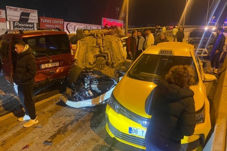 Ankara'da 9 araçlı zincirleme kaza: 4 yaralı