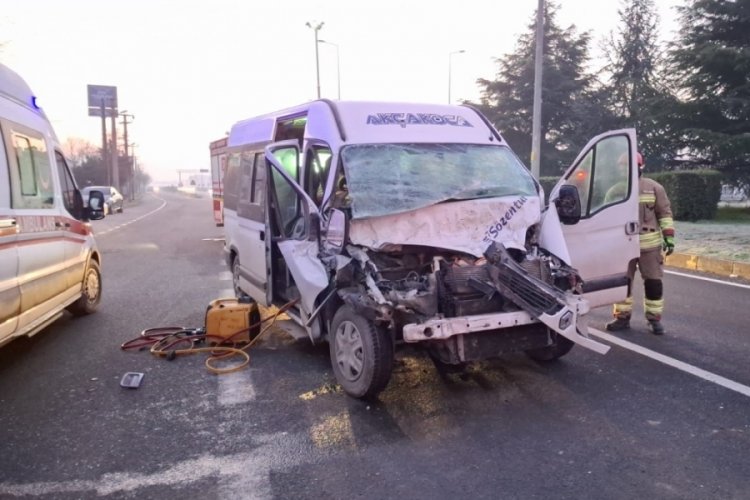Minibüs tıra arkadan çarptı: 1 yaralı