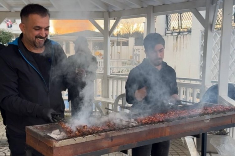 Bursa'da fenomen ciğerci huzurevindeki yaşlıları unutmadı!