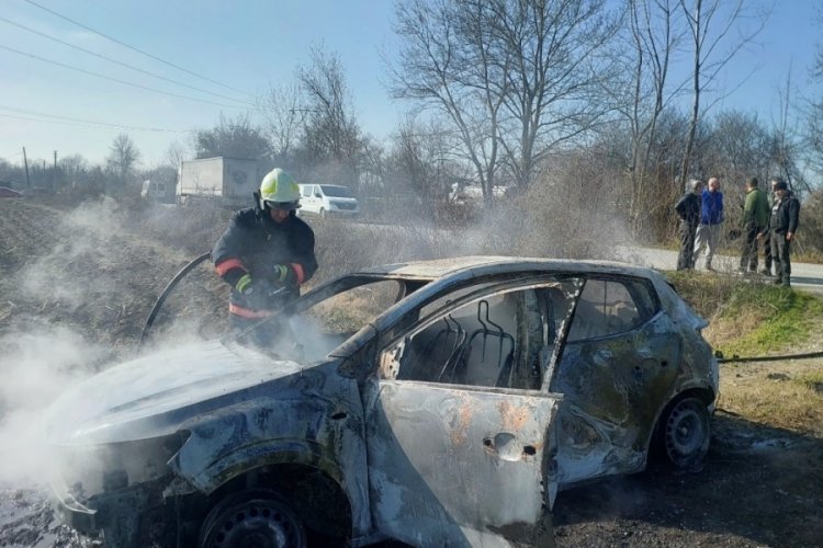 Tarlaya çektiği otomobilde kendini yakmaya çalıştı