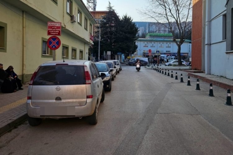 Bursa'da eğitim alanına park edilen araçlar için çözüm bekleniyor!