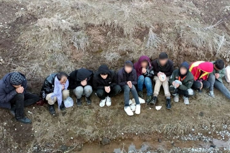 10 kaçak göçmen kıskıvrak yakalandı