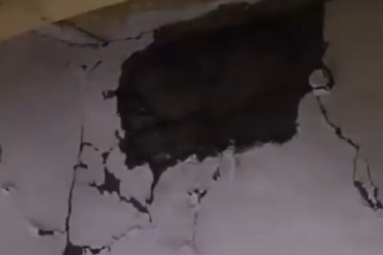 Yaşanan deprem nedeniyle evlerde çatlak meydana geldi