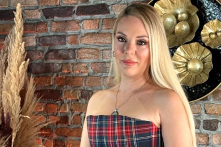 Beste Açar yeni sevgilisiyle babası Kayahan'ın mezarına gitti