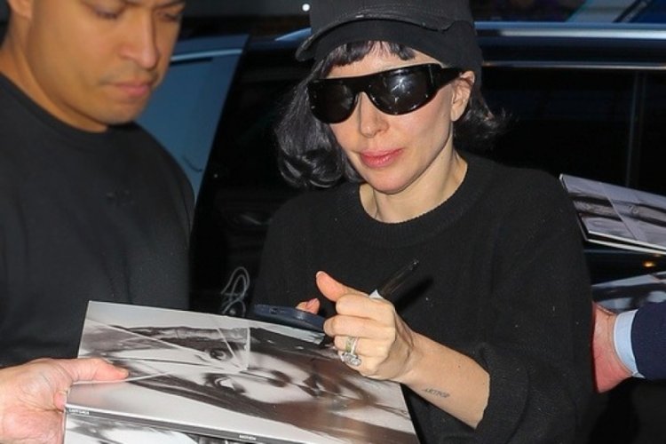 Lady Gaga: Bana çimen yaprağıyla evlenme teklif etti