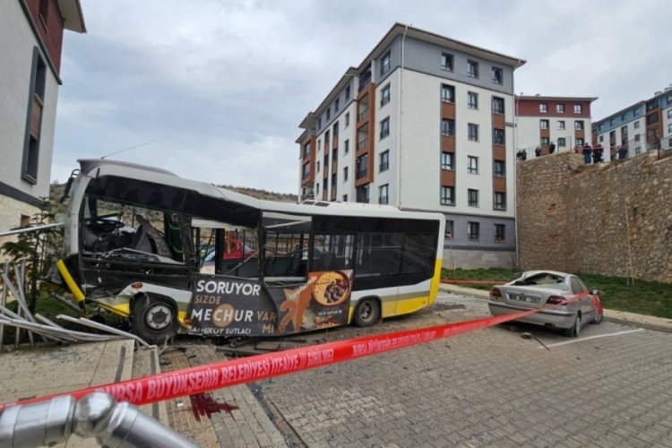 Bursa'da şoke eden kaza! Kontrolden çıkan otobüs otomobilin üzerine düştü...