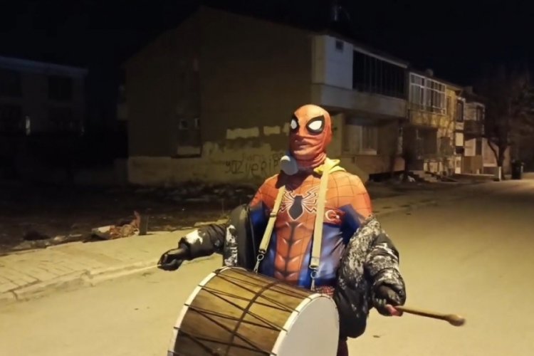 Davul zurna çalan örümcek adamlar!
