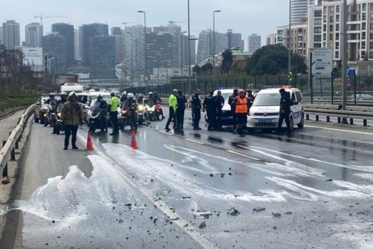 Lüks otomobil yangını: Ana yol trafiğe kapandı!