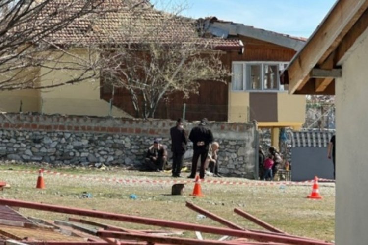 Altınlarını &ccedil;aldıkları yaşlı kadını bı&ccedil;aklayıp yaktılar