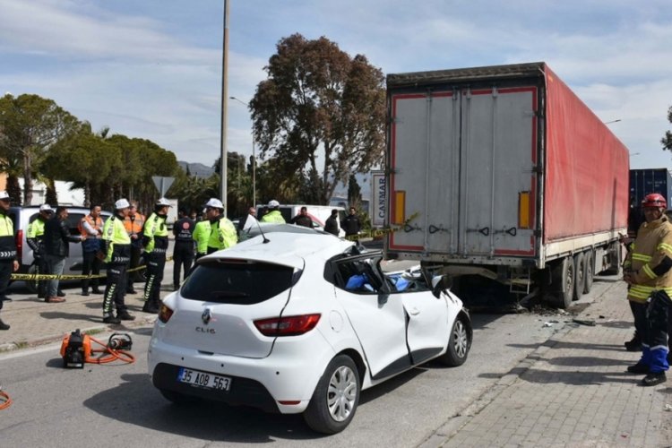 Feci kazada can aktı: Tıra çarpan otomobilin sürücüsü hayatını kaybetti!