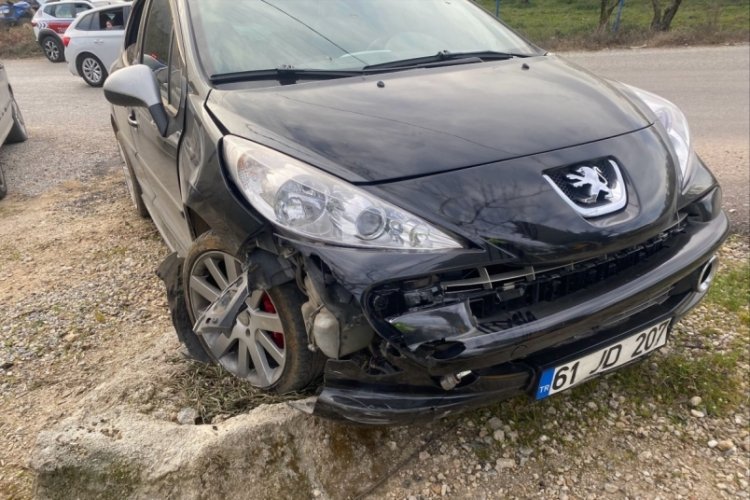 Bursa'da otomobil ile çarpışan motosiklet sürücüsü yaralandı!