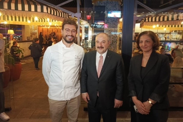 Mustafa Varank ve İtalyan şef Danilo, koruma altındaki çocuklarla iftarda buluştu