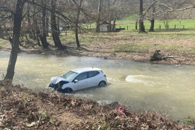 Bursa'da otomobil dereye uçtu!