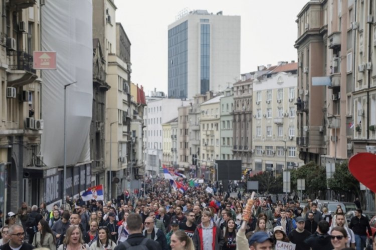 Sırbistan'da onbinlerce protestocu, Vucic'e karşı sokaklara döküldü