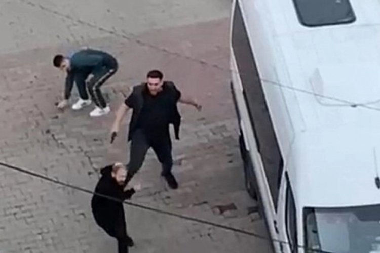 Servis şoförünü kuzenine vurdurdu!