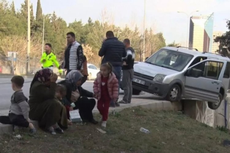 İki araç çarpıştı! İçinde aile bulunan otomobil köprüde asılı kaldı 