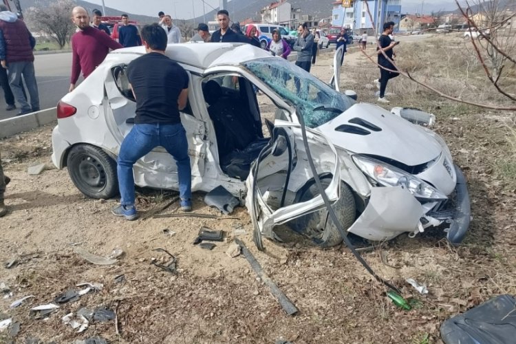  Isparta'da iki otomobilin kafa kafaya çarpıştı: 2 ölü, 3 yaralı