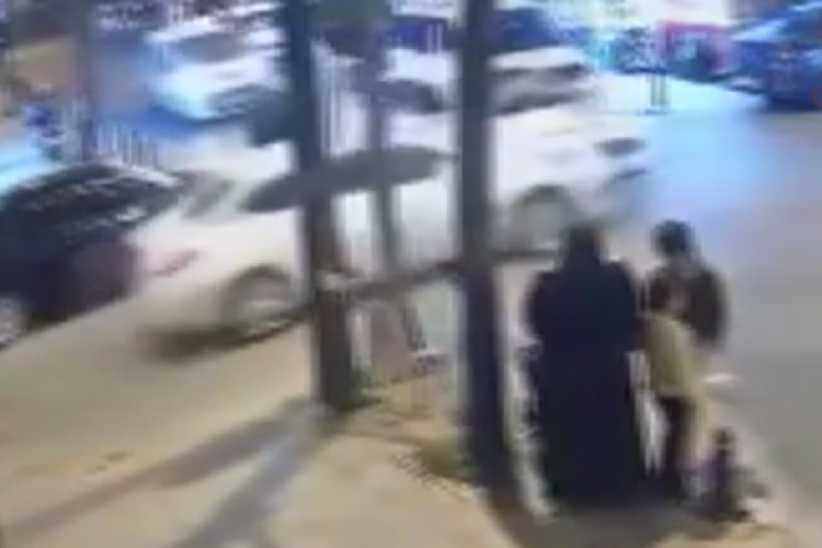 Otomobil kıraathaneye daldı, 6 kişi yaralandı